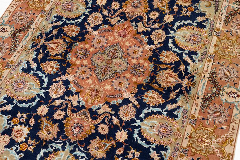 A Tabriz carpet, part silk, c. 206 x 147 cm.