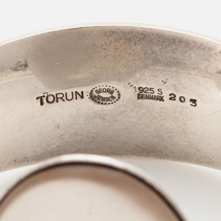 Vivianna Torun Bülow-Hübe, armring, Georg Jensen Köpenhamn, 1945-77, sterling silver med rutilkvarts, designnr 205.