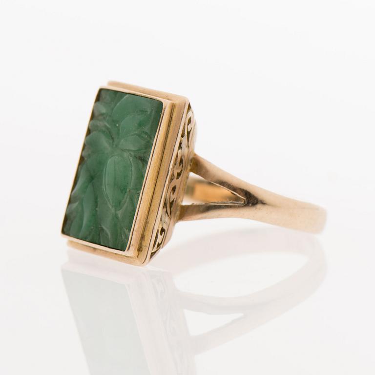 A RING, carved jade, 18K gold.