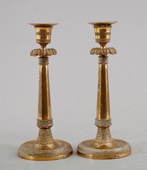 LJUSSTAKAR, 1 par, förgylld brons, senempire, 1800-talets första hälft.