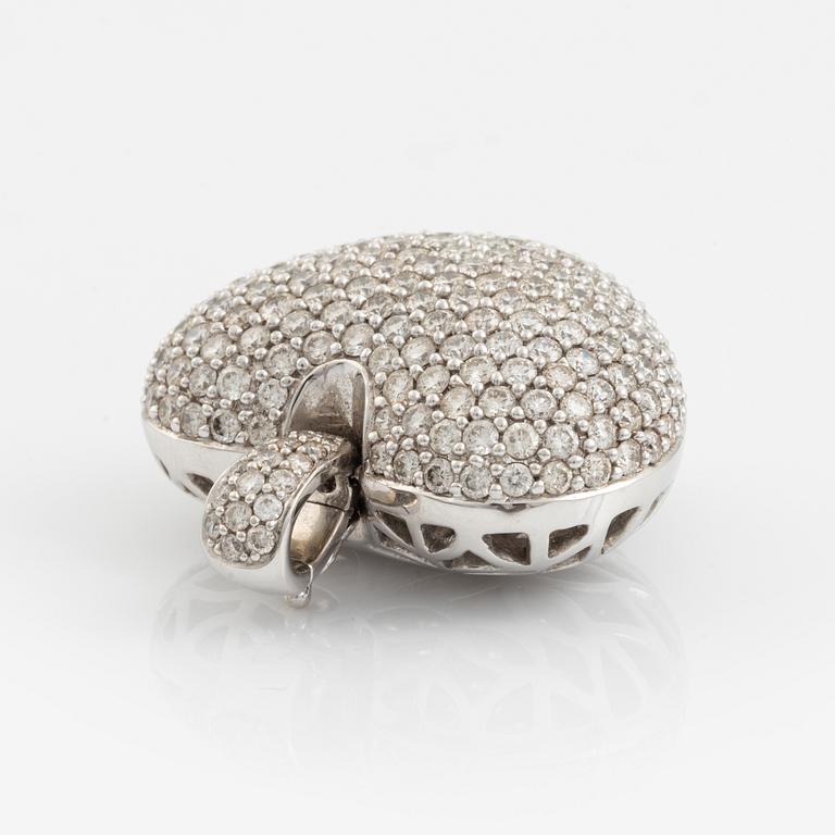 A heart pendant in 18K white gold set with round brilliant-cut diamonds.