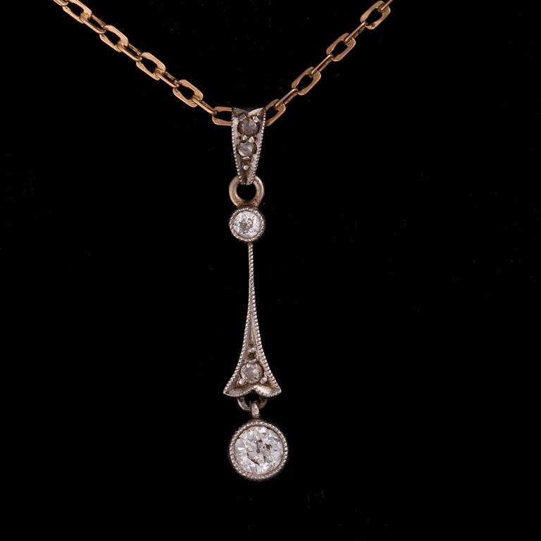 HÄNGSMYCKE, 18K guld, gammalslipad och rosenslipade diamanter tot. 0,32 ct. Vikt 3,84 g. 1900-talets början.