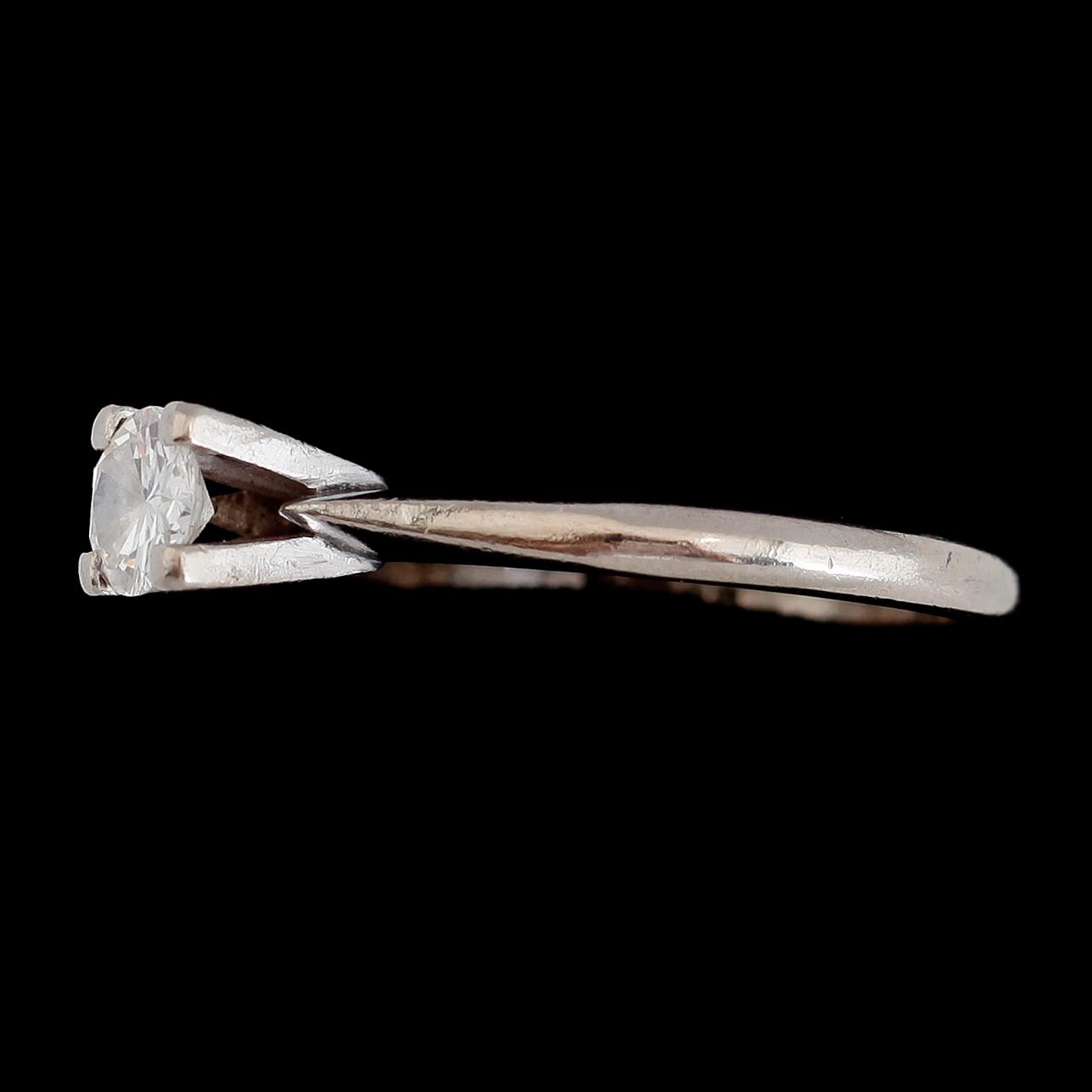 RING, 14K vitguld, briljantslipad diamant ca 0.60 ct. Vikt ca 3,7 g.