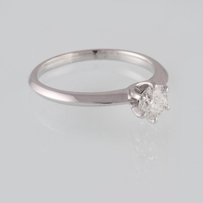 RING, 18K vitguld med briljantslipad diamant 0.53 ct samt 2 briljantslipade diamanter 0.02 ct. Vikt 2.8 gram.