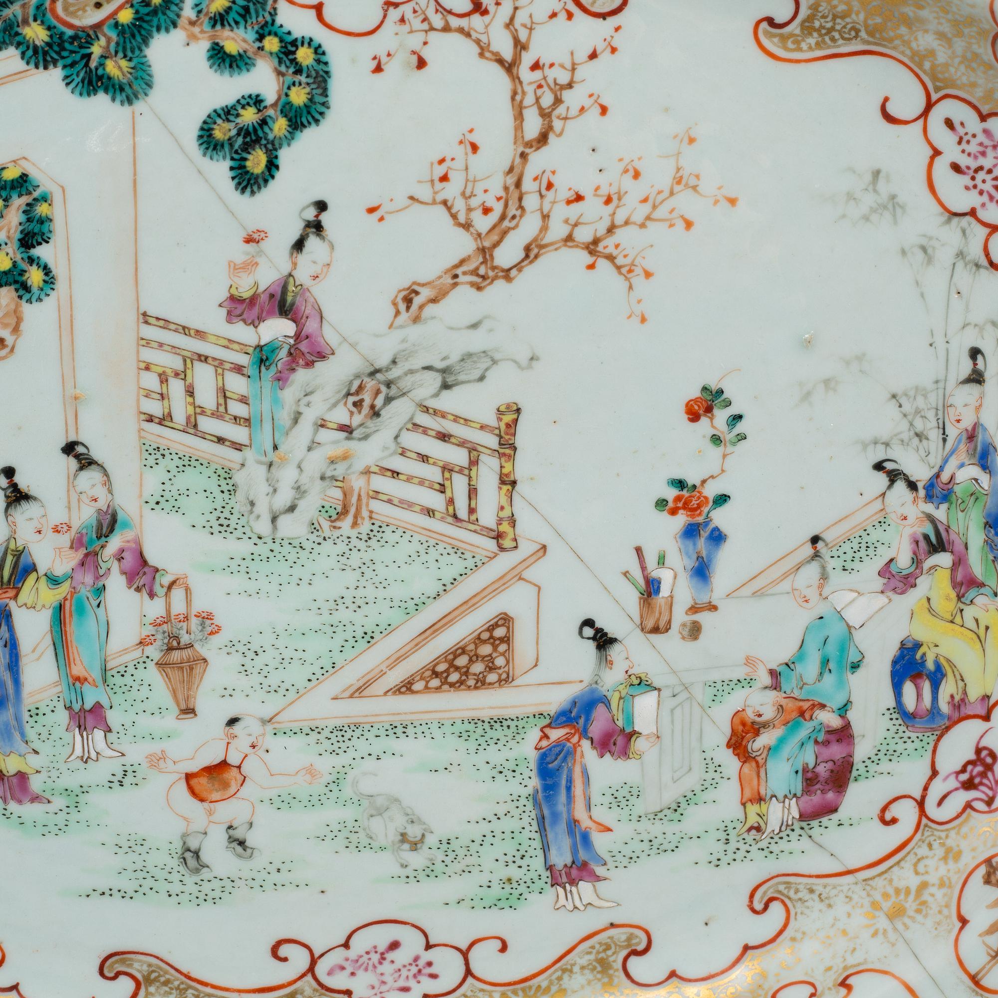 A famille rose export porcelain serving dish, Qing dynasty, Qianlong (1736-95).