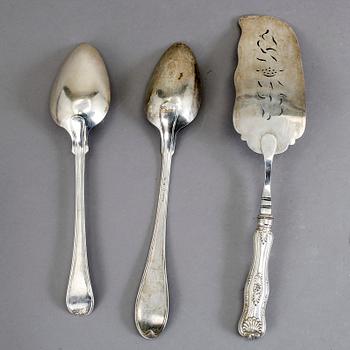 FISKSPADE samt UPPLÄGGNINGSSKEDAR, tot 3 delar, silver, bl.a. Nils Leonard Dahlström, Örebro, 1859. Total vikt 409 gram.