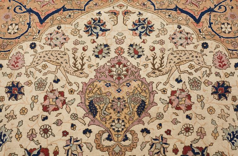 A CARPET, a semi-antique Tabriz, ca 466 x 328,5 cm.