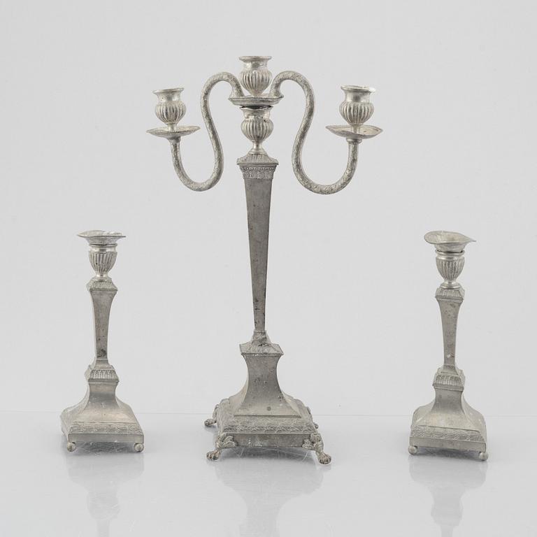 Kandelaber samt två ljusstakar, tenn, av Nils Justelius och Niclas Anström, Eksjo och Växjö, 1800-talets första hälft.