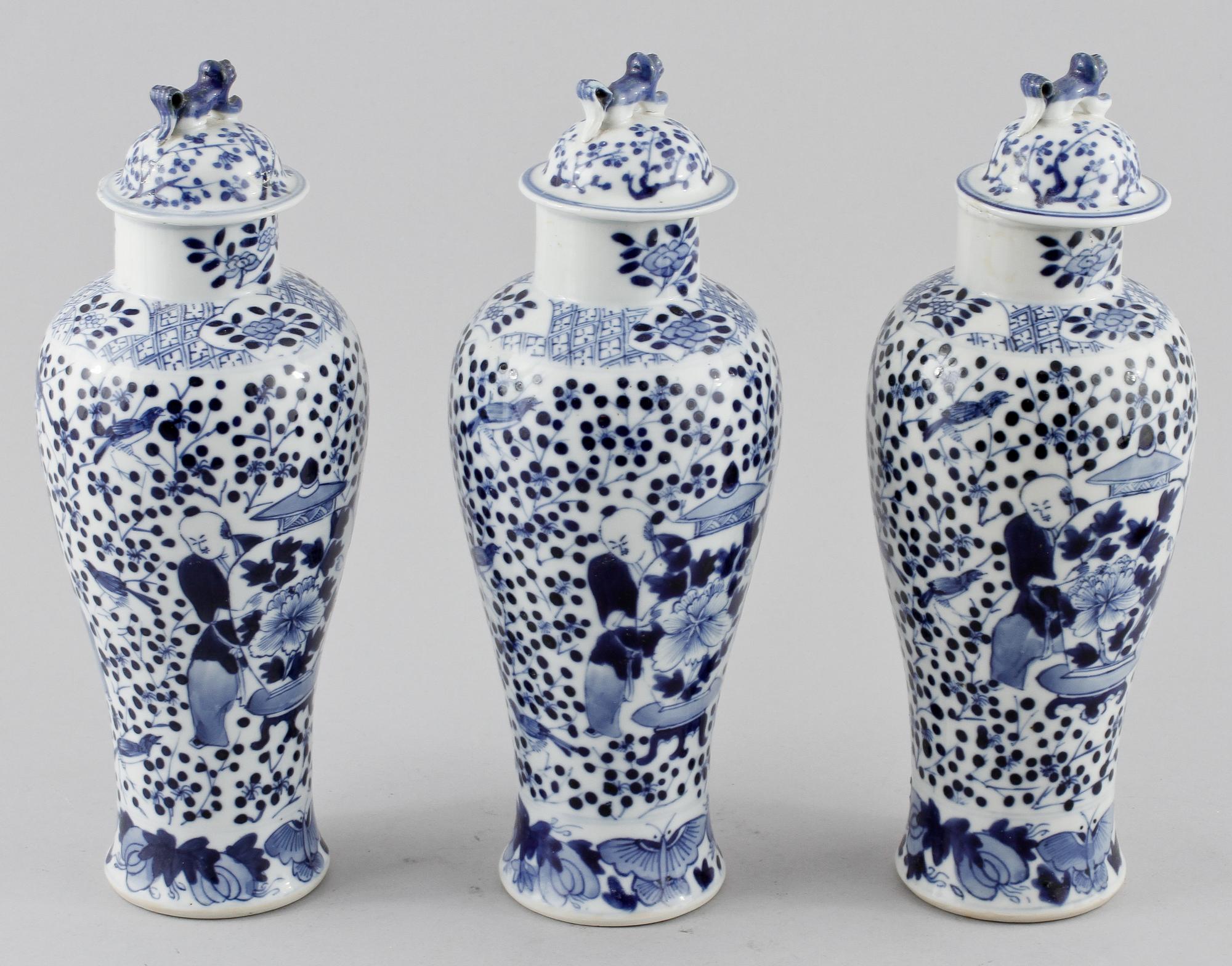 LOCKURNOR, tre st, porslin, Kina, 1800-tal.