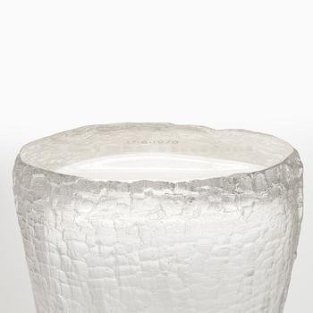 Timo Sarpaneva, A glass vase from "Finlandia"- series, signed Timo Sarpaneva.