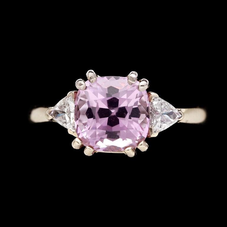 RING, pink cushion cut tourmaline and triangular diamonds on each side, tot. 0.40 cts.