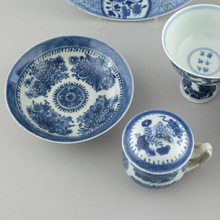 Five pieces of chinese porcelain, 18th to 20th century.