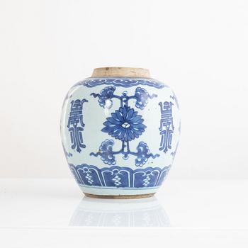 A blue and white Chinese jar, Qing dynsaty, Kangxi (1662-1722).