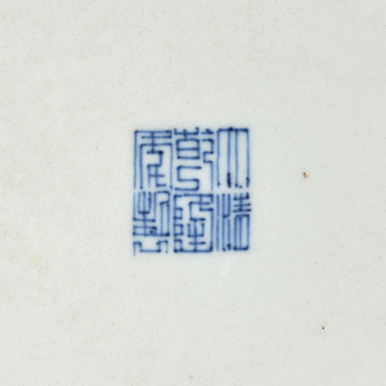 Fat, porslin. Qingdynastin, med Qianlongs märke och tid (1736-95).