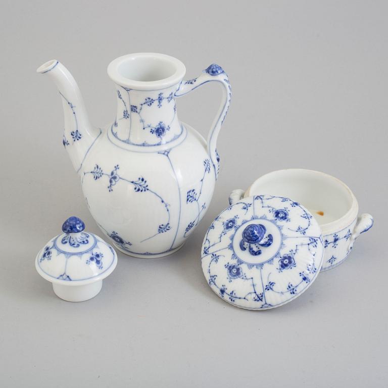 A part tea and coffee porcelain service, 'Musselmalet', Royal Copenhagen and Bing & Gröndal, 20th century (23 pieces).