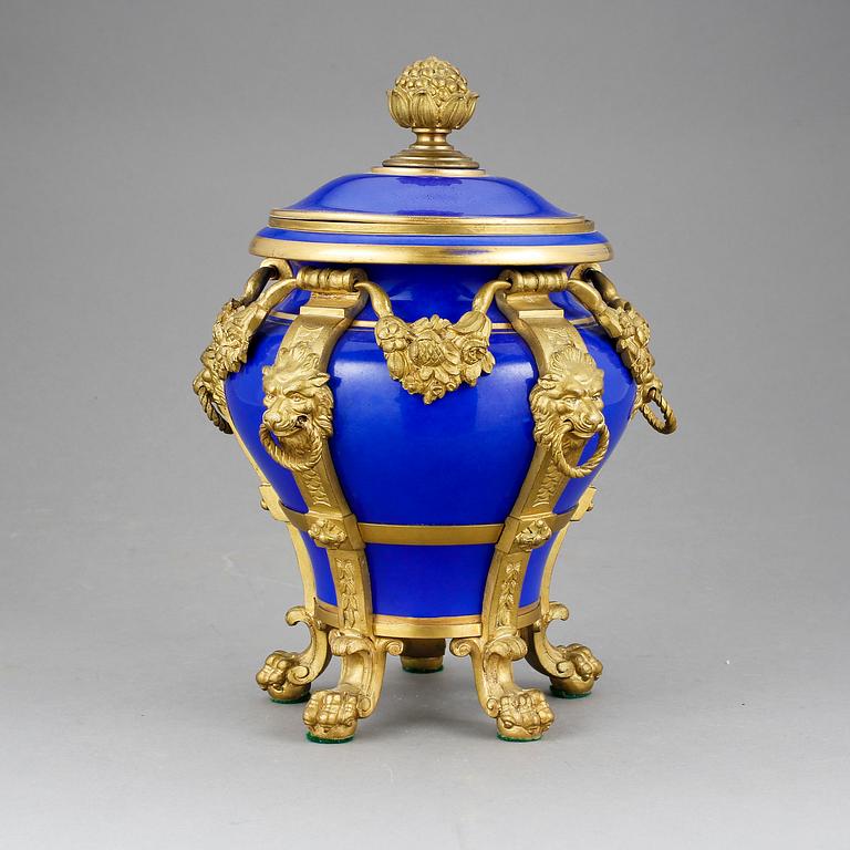 LOCKURNA, porslin och brons, Sevres-liknande märke i lock, Paris, troligen sent 1800-tal.