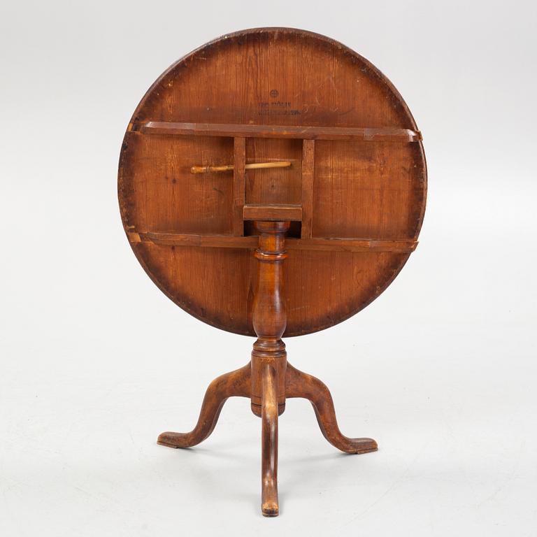 Drop-leaf table by Jacob Sjölin (master in Köping and Kungsör 1767-1785), alder root veneer. Branded number 214.