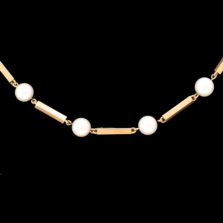 A set of 18K gold necklace and earrings with cultured pearls.