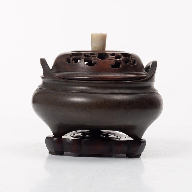 Rökelsekar med lock och ställ, brons, Kina, tidigt 1900-tal.