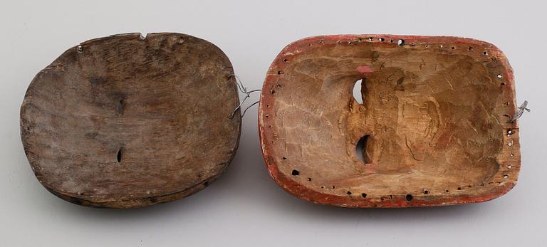 MASKER, 2 st, snidat trä, Afrika.