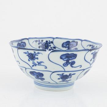 A blue and white bowl, Qing dynasty, 18th Century.