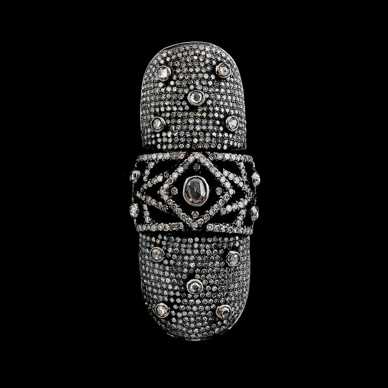 RING, silver och mörkrodierat guld, rosenslipade diamanter. Vikt ca 15 g.