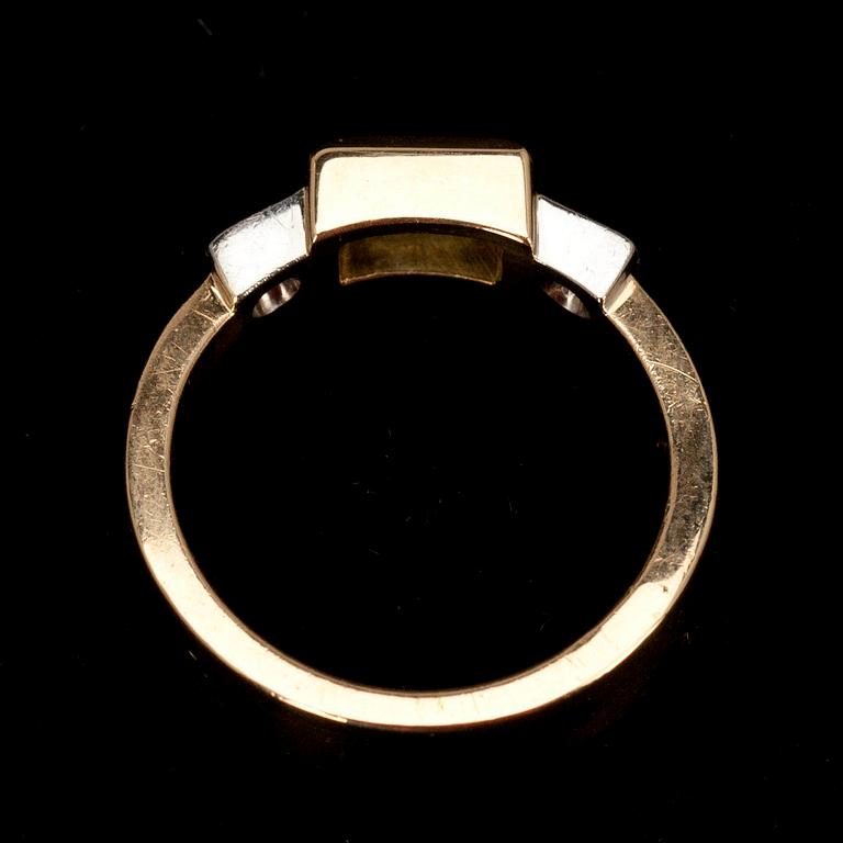RING, guld 18K, trappslipad safir, 2 x ca 0,10 ct briljantslipade diamanter. Handgjort 1997. Vikt 11,4 g.