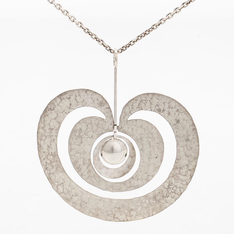 Tapio Wirkkala, kaulakoru, "Omena", hopeaa, Kultakeskus 1975.