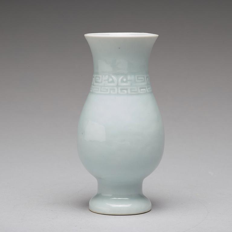 VAS, porslin. Qingdynastin, troligen 1800-tal.