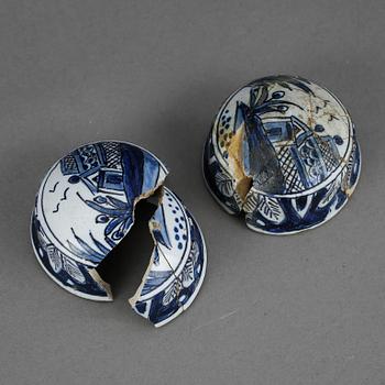 TEDOSOR, ett par, fajans, troligen Delft, 1700-tal.
