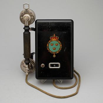 VÄGGTELEFONER, 2 st, "Rikstelefon", L.M Ericsson, Stockholm, 1900-talets början.