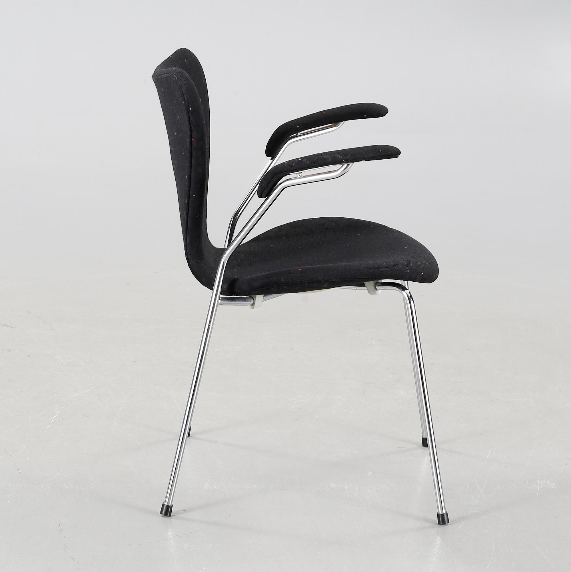 ARNE JACOBSEN, karmstol, "Sjuan", Fritz Hansen, daterad 1994.