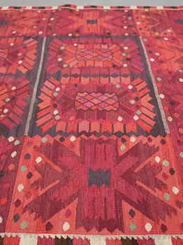 Barbro Nilsson, Matto, "Nejlikan röd", flat weave, ca 320-323 x 251 cm, signed AB MMF BN.