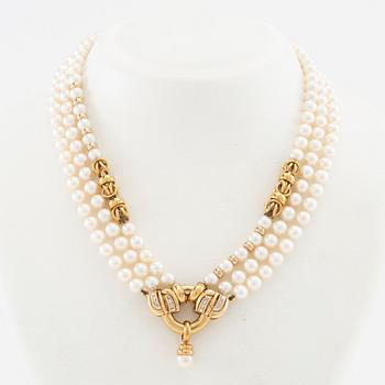 Necklace of cultured pearls and red and white gold with round brilliant-cut diamonds.