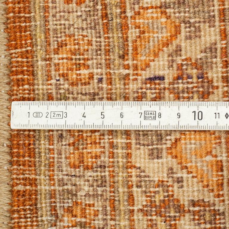 MATTO, an antique Tabriz, ca 338,5 x 210,5-222,5 cm.