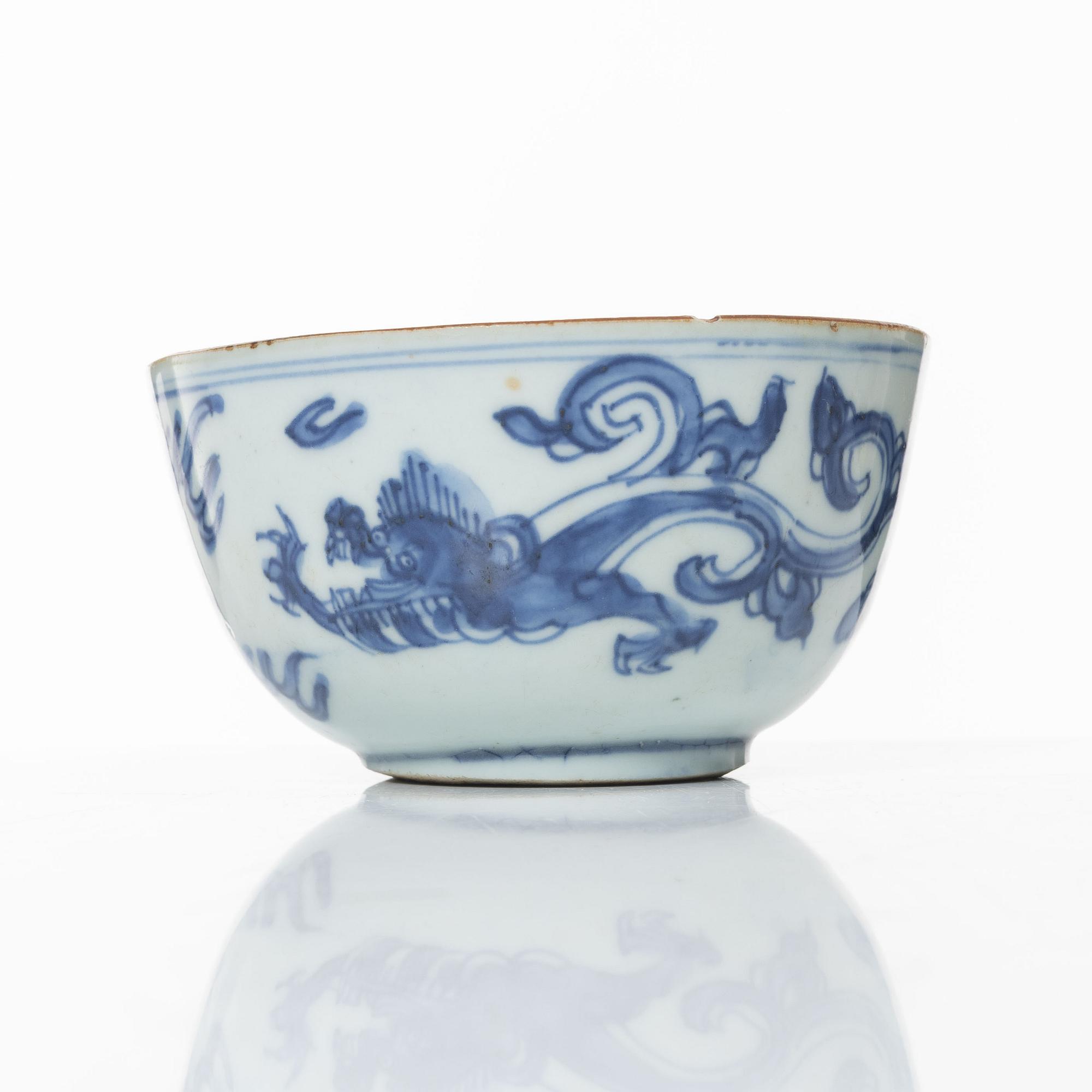 A Chinese blue and white kui dragon bowl, Ming dynasty, 17th century.