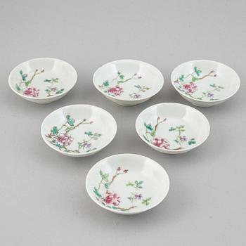 A set of 12 small Chinese dishes, early 20th Century.