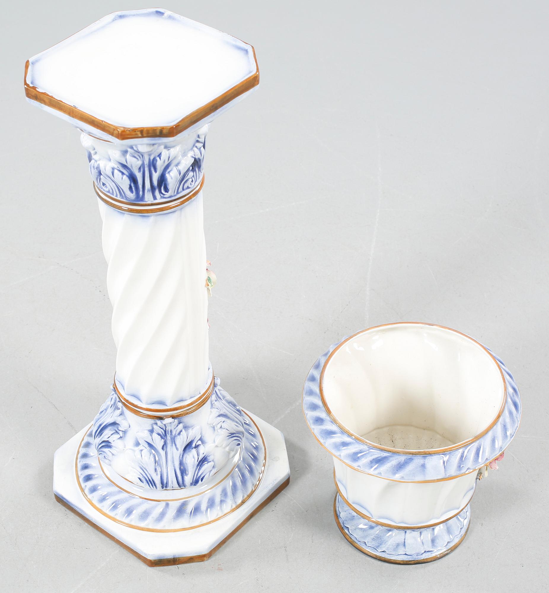 PIEDESTAL med YTTERFODER, porslin, Italien, 1900-talets andra hälft.