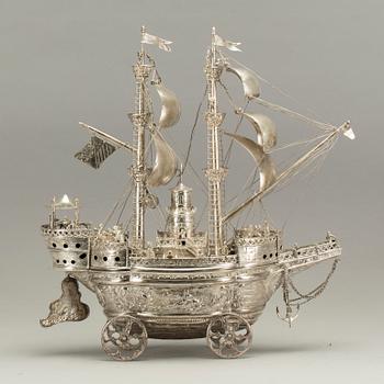 BORDSDEKORATION, sterling silver, troligen Mexiko med engelska importstämplar, London 1902-3. Vikt c:a 3.560 g.