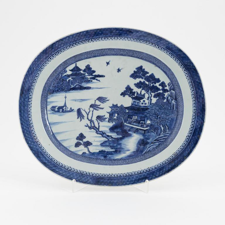 A Chinese blue and white porcelain dish, Qing dynasty, Qianlong (1736-1795) and a lidded tureen Jaqing (1796-1820).