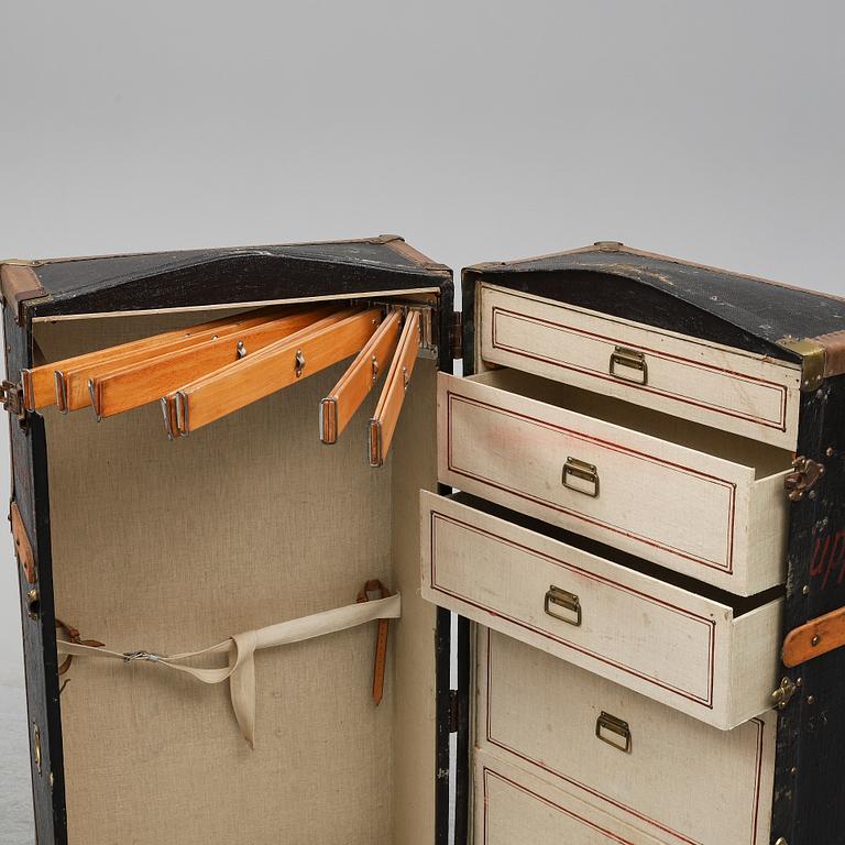 A trunk from the early 1900's.