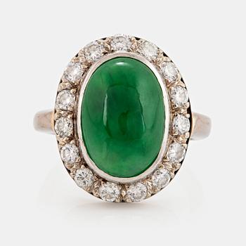 1072A. Ring 18K vitguld med jade och runda briljantslipade diamanter.