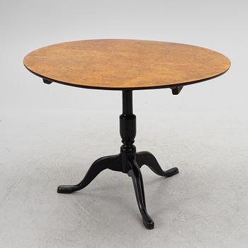 A tilt-top table, early 19th Century.