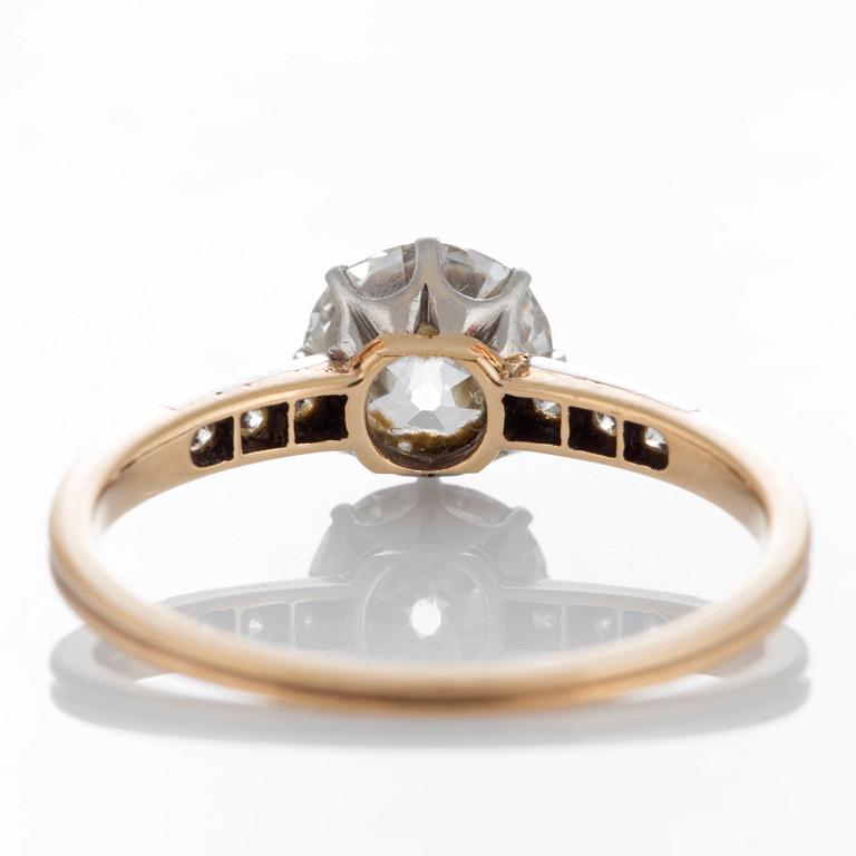 A ring set with an old-cut diamond ca 1 ct, quality ca K/L si-i, and round brilliant-cut diamonds.
