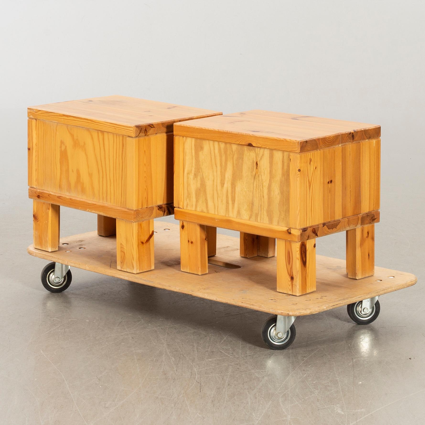 SÄNGBORD, ett par, furu, 1970-tal.