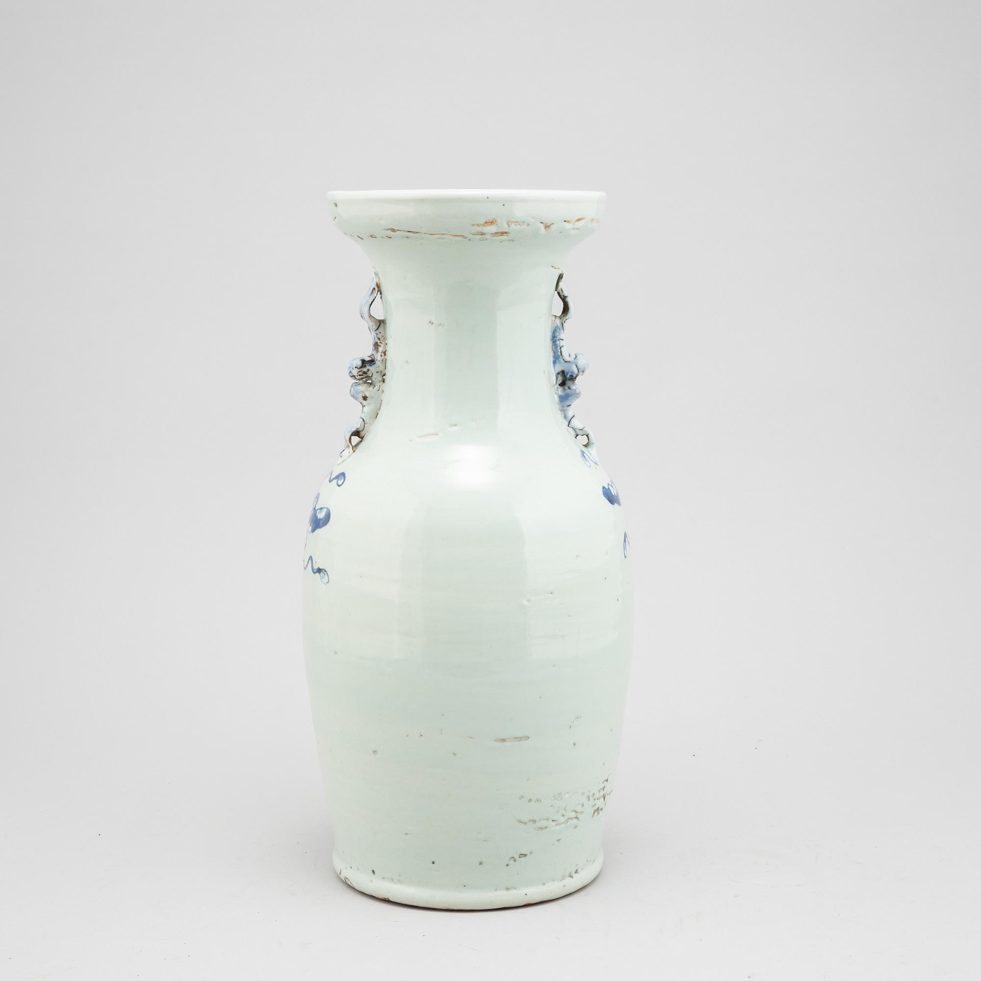 A Chinese porcelain vase, Qing dynasty, 19th century.