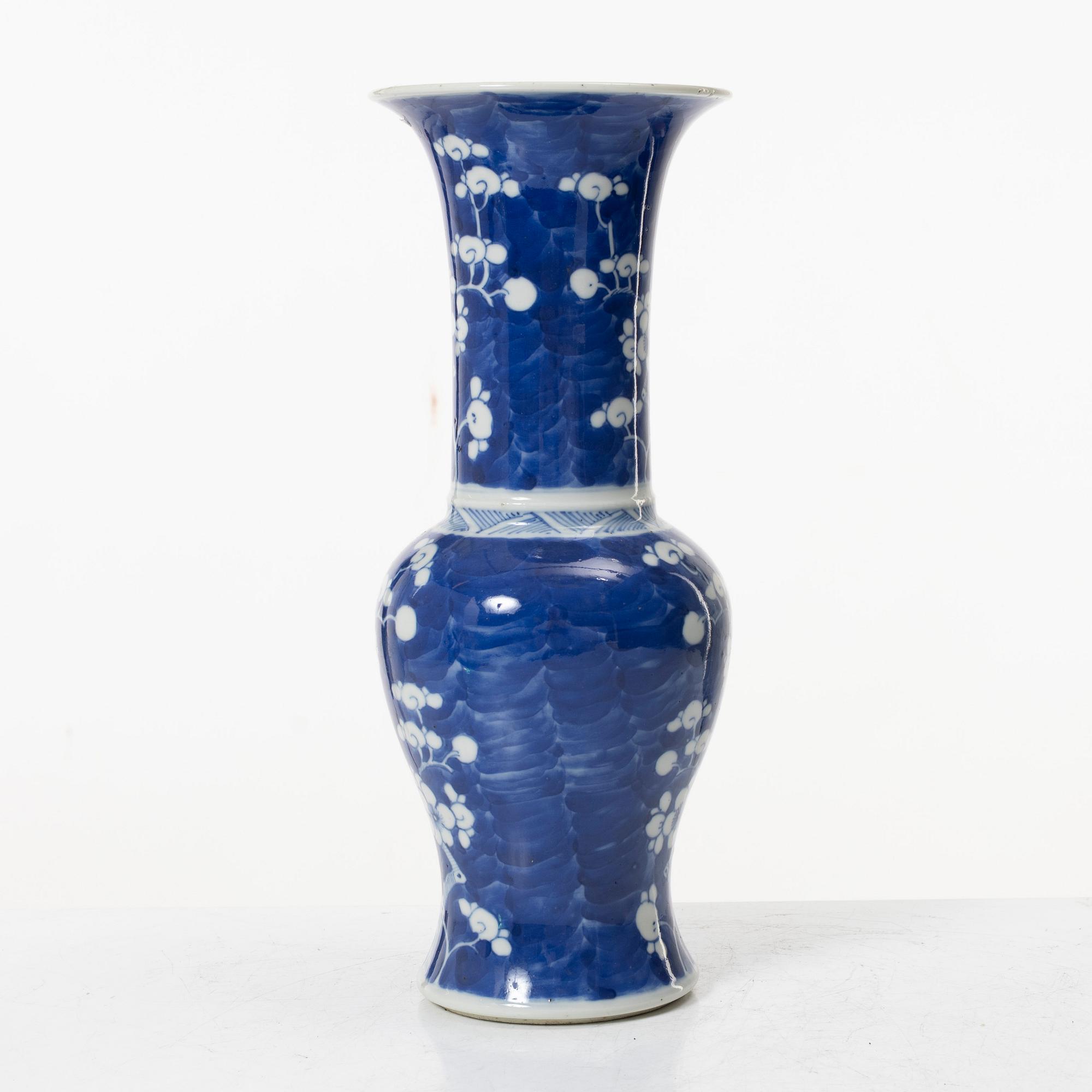 A blue and white porcelain vase, China, Qing dynasty, 19th century.