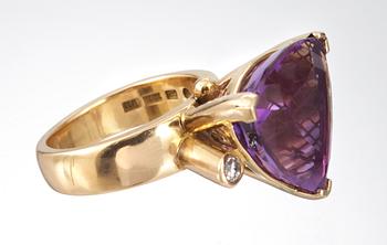 RING, set with large amethyst and two brilliant cut diamonds, tot. 0.34 cts.