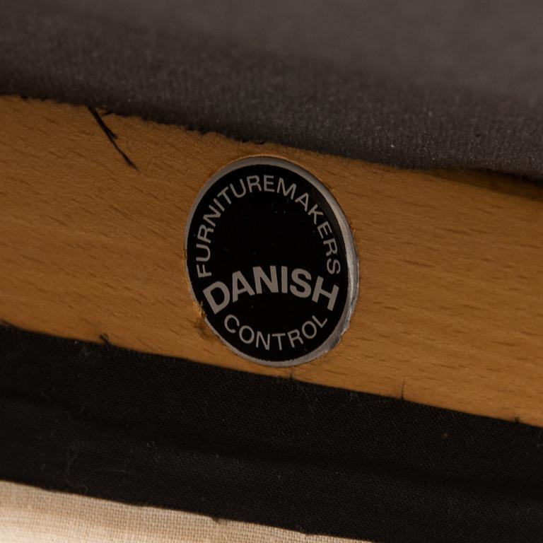Niels Otto Møller, ruokapöytä ja tuoleja, 8 kpl malli 77, J.L. Møllers Møbelfabrik, Tanska 1960-luku.