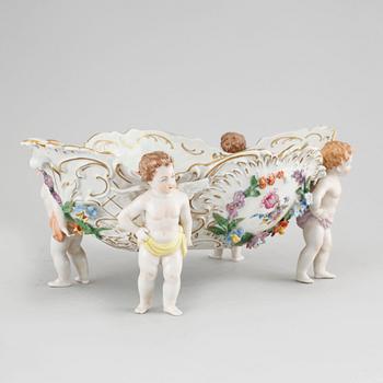 A bowl from Sächsische Porzellan Manufaktur in Dresden, first half of the 20th century.